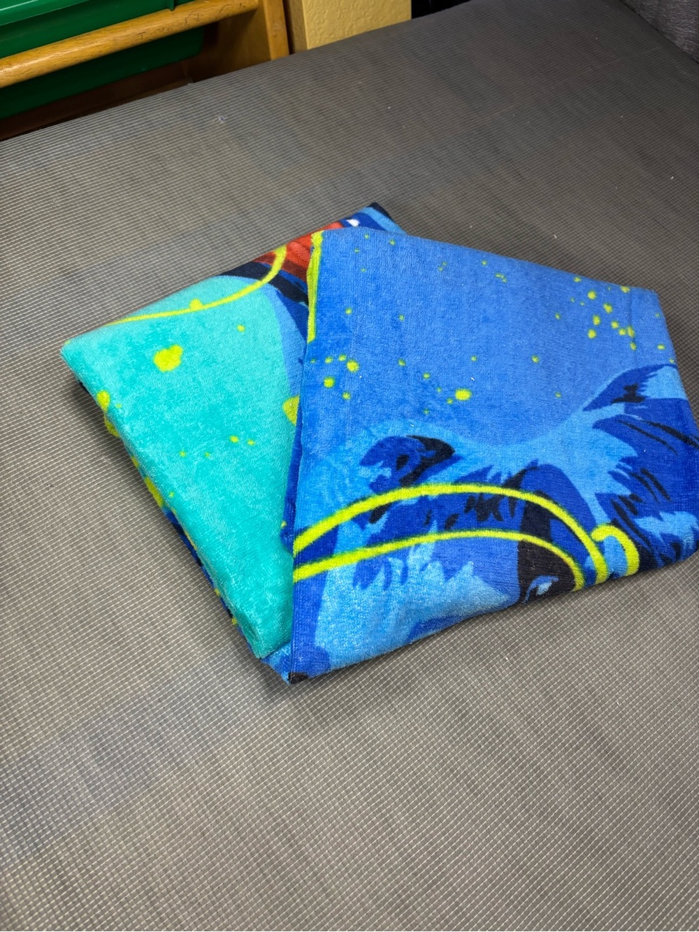 Mainstay beach Towel Neon Lime and White Knit Label 30 in X 60 in - Picture 6 of 8